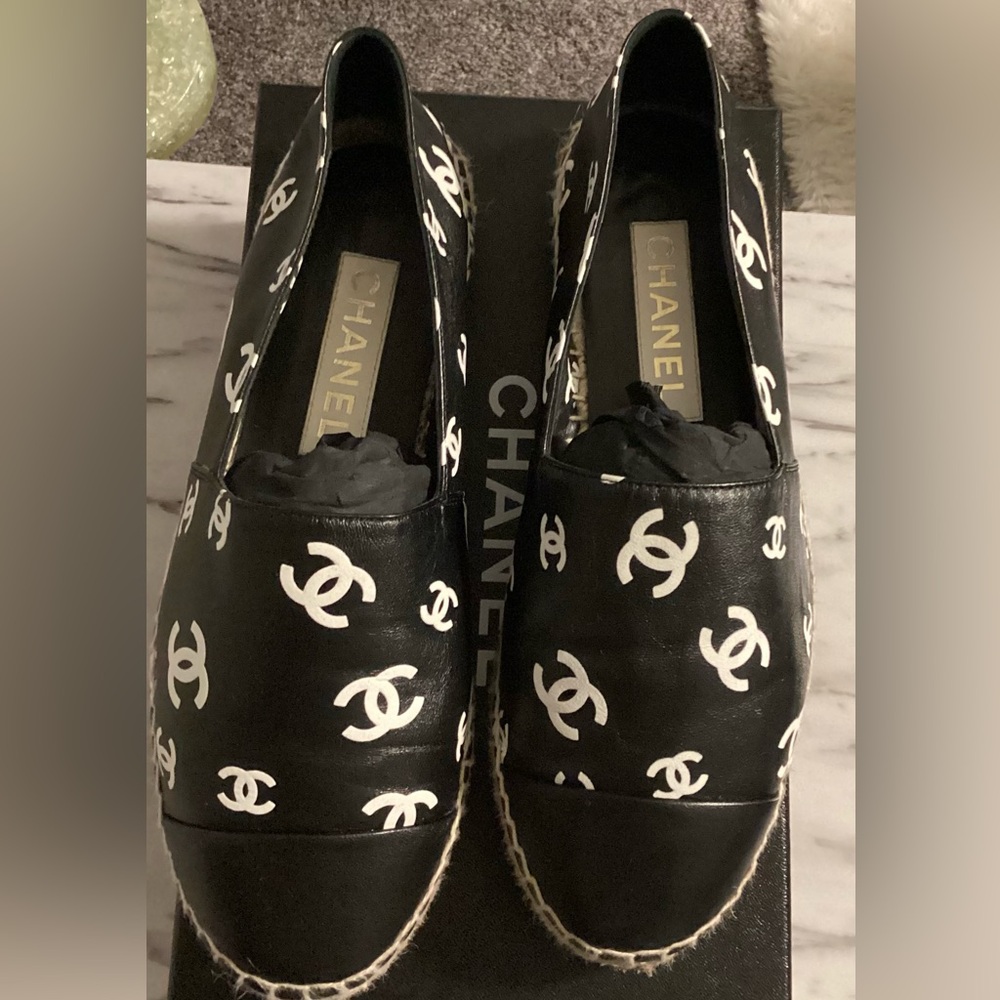 💯% Authentic CHANEL Monogram Black and White Espadrilles - Picture 4 of 10